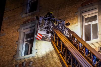 Stuttgart Mitte: Wohnungsbrand sorgt fuer naechlichen Grosseinsatz der Feuerwehr